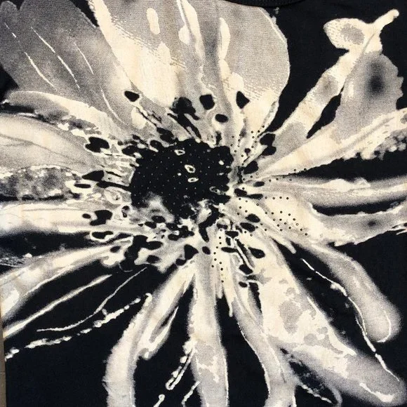 3/4 sleeve top with flower design NWOT - Picture 4 of 9